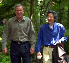 Koizumi, Bush walking to press conference